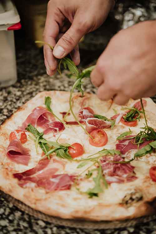 Pizzero elaborando una Pizza en Restaurante La Sirena Meloneras